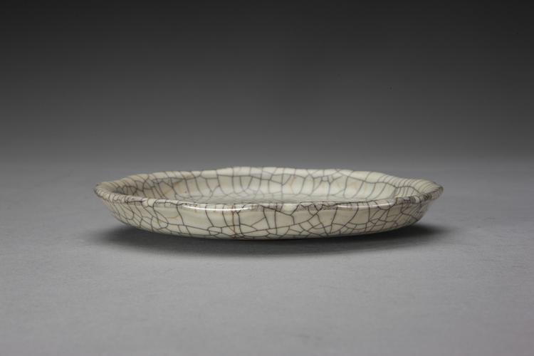 哥窑青灰釉葵瓣口盘