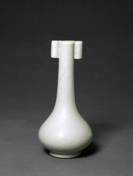 雍正款仿官釉贯耳瓶