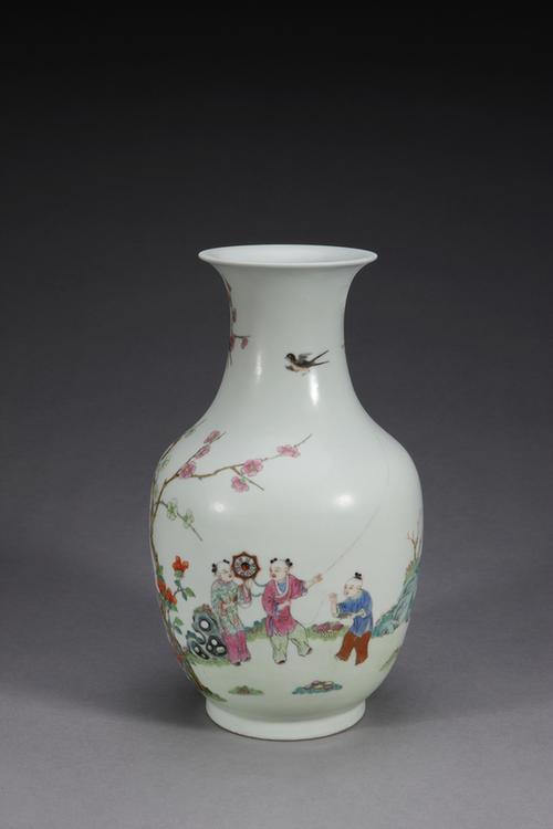 慎德堂款粉彩人物图瓶