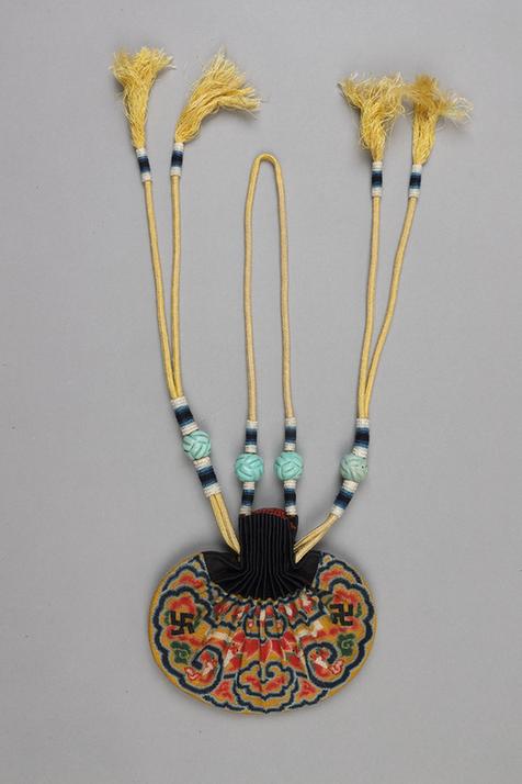 红青色缎口满纳万福纹椭圆荷包