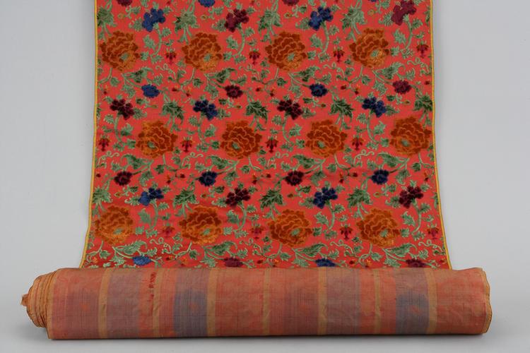 桃红色缠枝牡丹纹漳缎