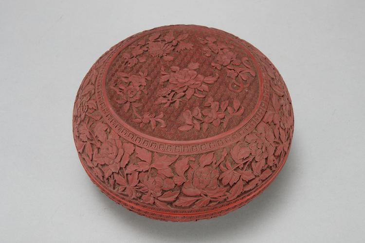 剔红折枝牡丹纹圆盒