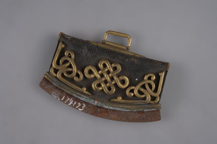 黑色皮嵌铜镀金万字纹荷包式火燫