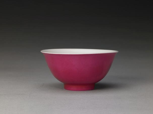 雍正款里白釉外胭脂水釉暗划龙纹碗