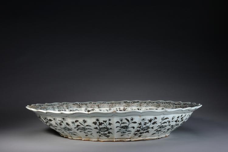 青花怪石牡丹纹菱花式盘