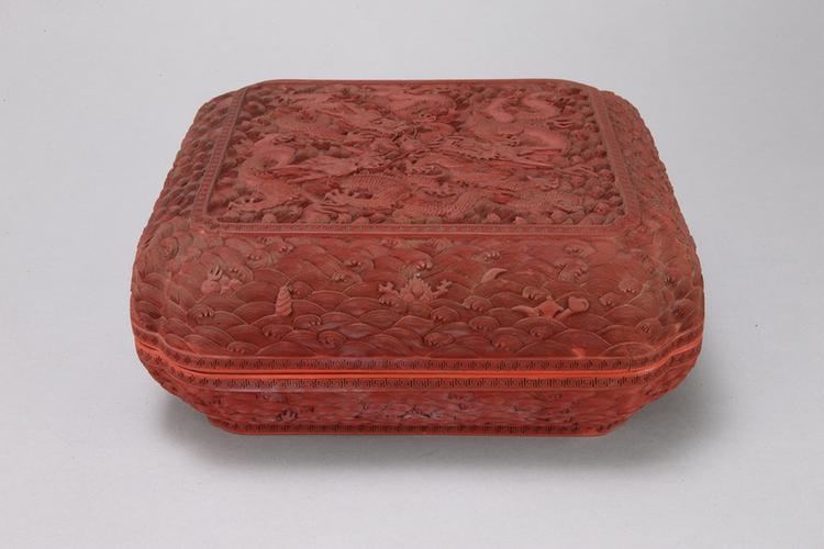 剔红三龙戏珠纹四方委角盒