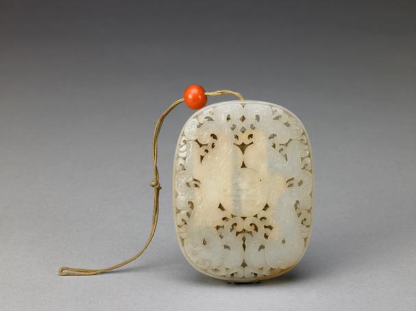 白玉透雕双夔捧寿纹香囊