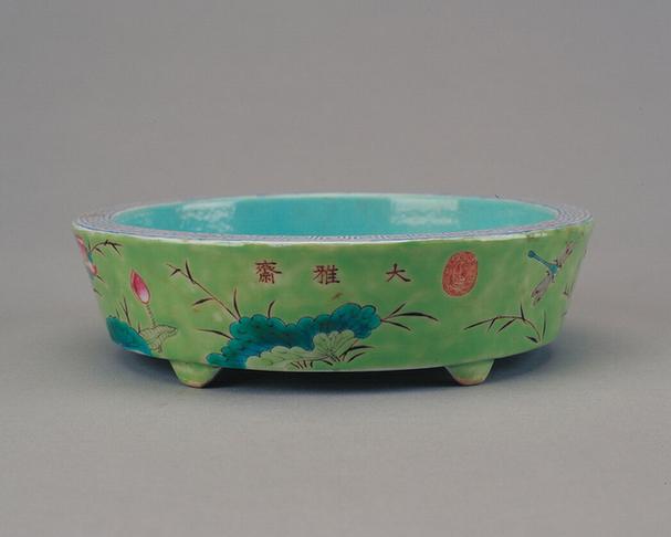 绿地粉彩荷花纹花盆