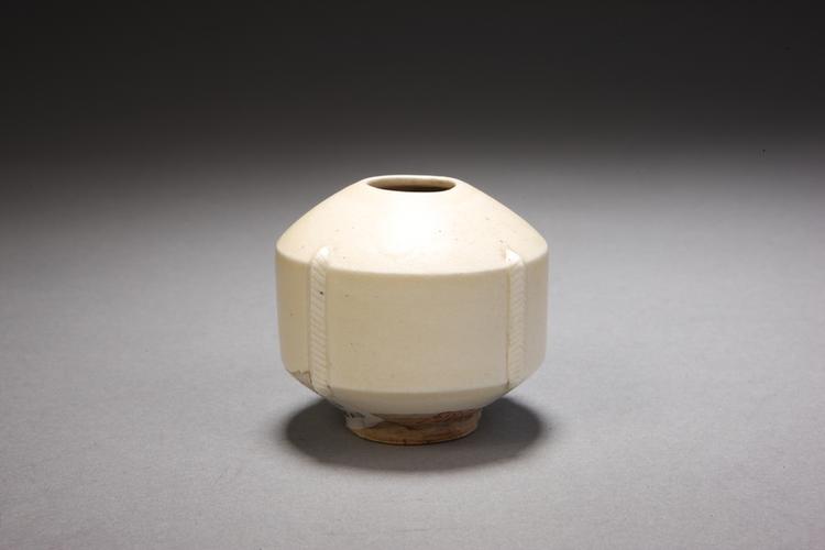 定窑白釉出戟水丞