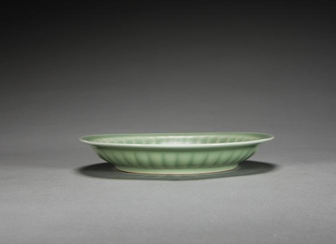 雍正款粉青釉菊瓣盘