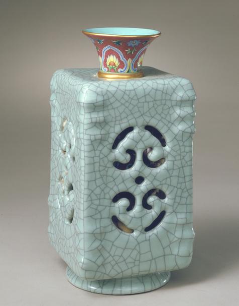 乾隆款仿哥釉洋彩转心瓶