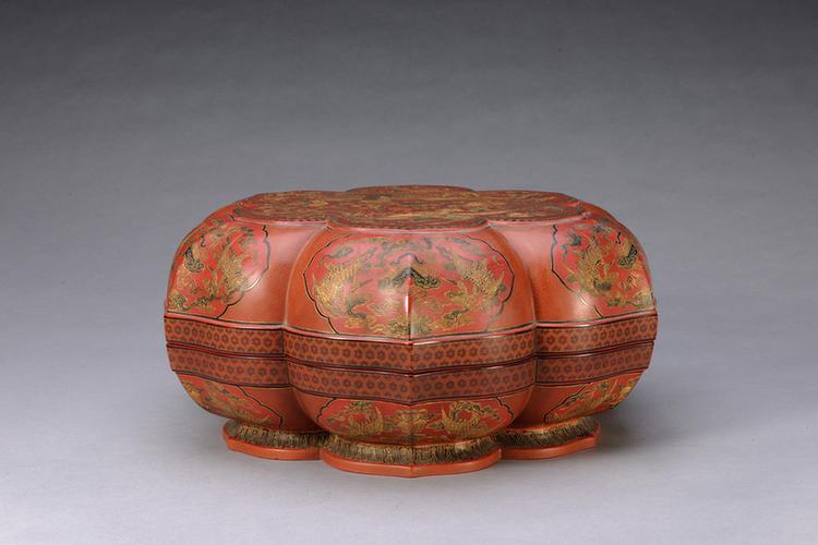 填漆戗金凤纹莲瓣式捧盒