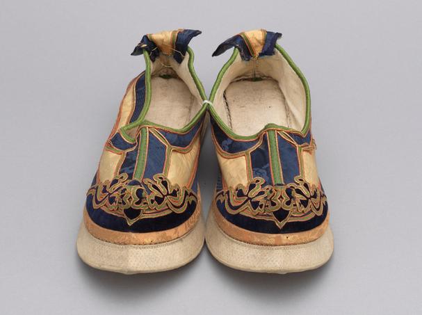 明黄色缎补绒花卉纹头尖底鞋