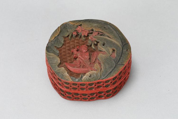 堆彩花卉扁舟纹盒