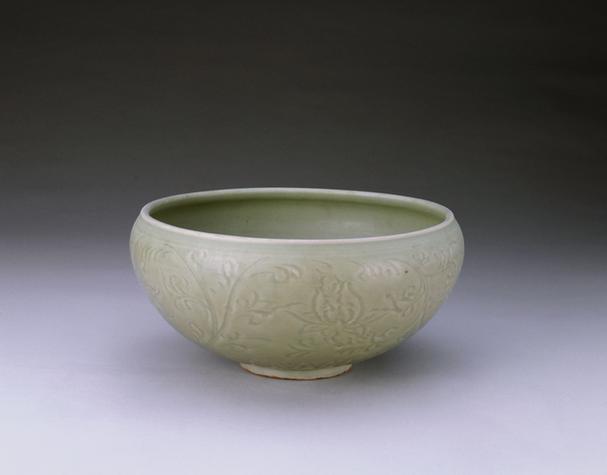 龙泉窑青釉划花缠枝莲纹钵缸
