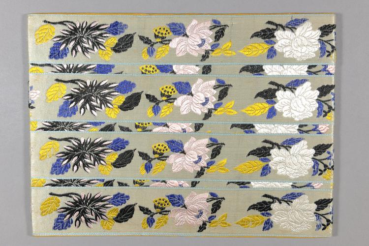 湖色缎地淡彩菊花莲牡丹纹绦