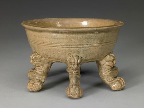 青釉人面六足洗