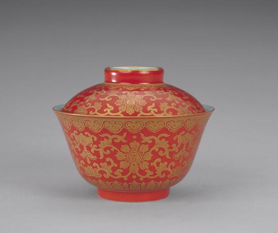 红地描金缠枝莲纹盖碗