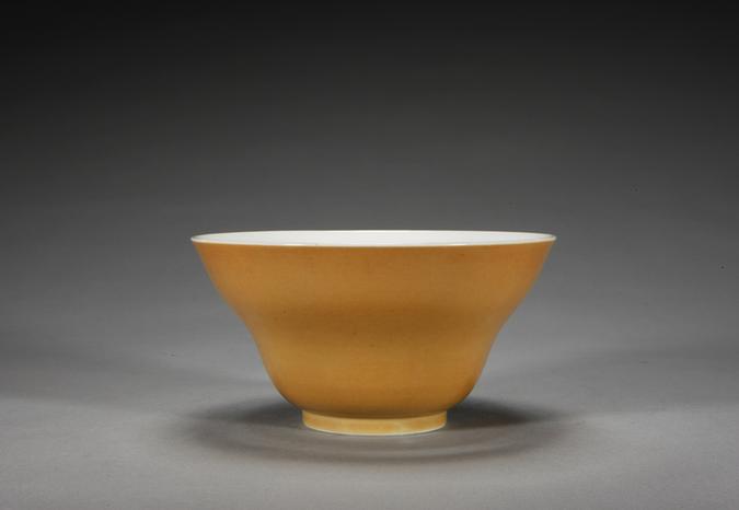 雍正款里白釉外米黄釉折腰碗