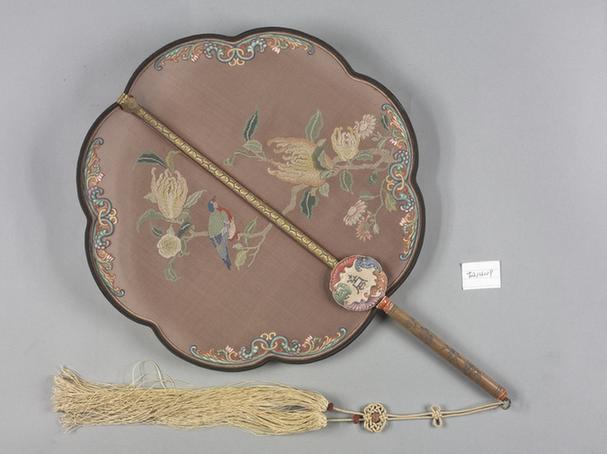 绛色纳纱绣佛手花鸟檀柄团扇