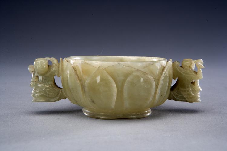 青玉莲花纹婴耳杯