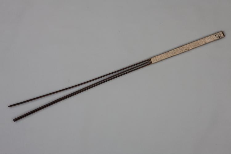 木缠布带柄刑响板