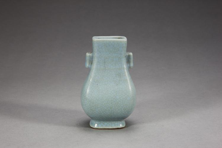 乾隆款仿汝釉贯耳方瓶