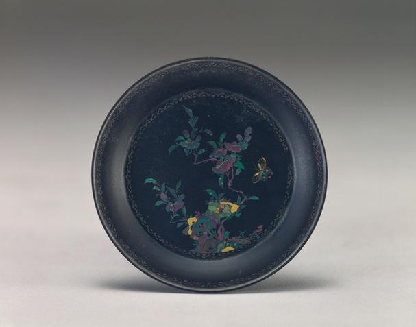 千里款黑漆嵌螺钿花蝶纹圆盘