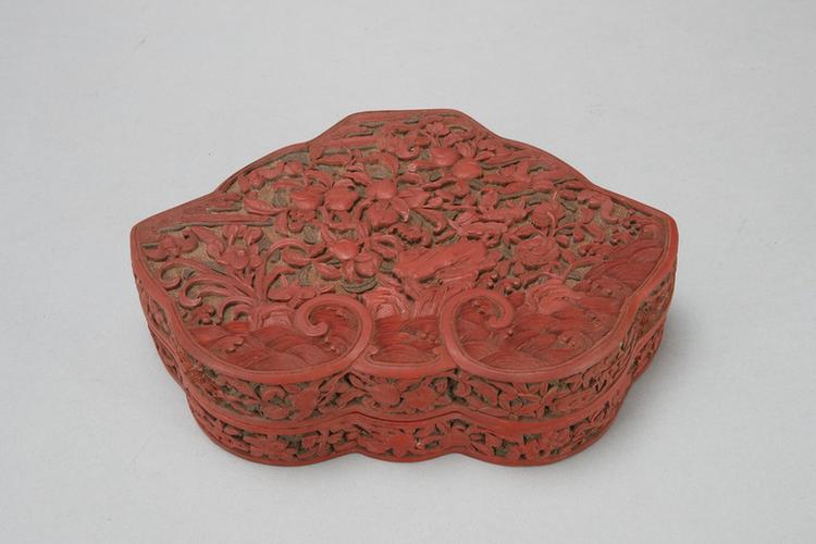 剔红八宝纹云头式盒