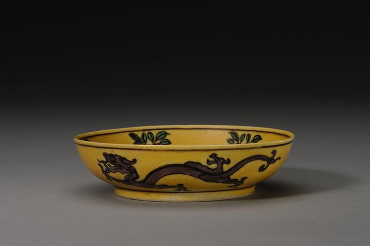 道光款黄地紫绿彩夔龙纹碟