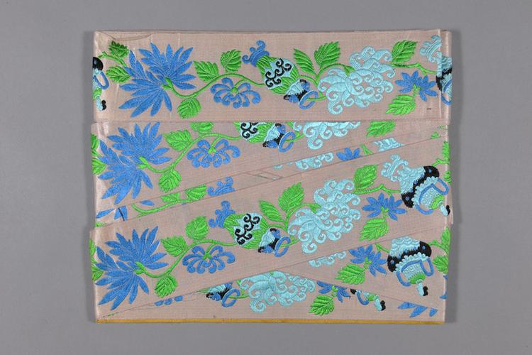 雪灰色缎地淡彩菊花瓶纹绦