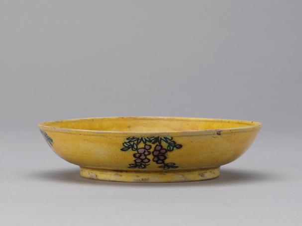 万历款黄地紫绿彩龙纹盘