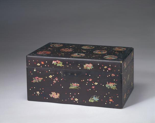 黑漆衬色螺钿团花纹长方箱