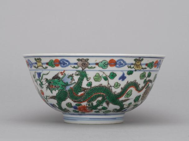 康熙款五彩龙凤穿花纹碗