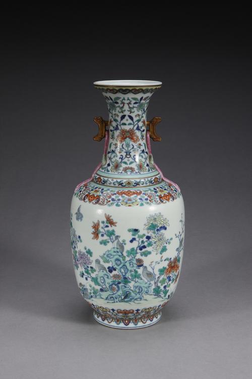 嘉庆款斗彩花鸟图双耳瓶