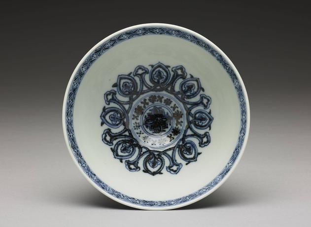 青花几何花卉纹莲子碗
