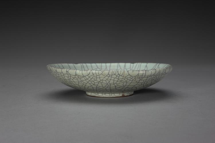 哥窑青灰釉葵瓣口盘