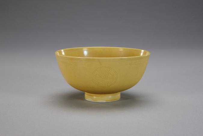 康熙款黄釉暗划团花纹碗