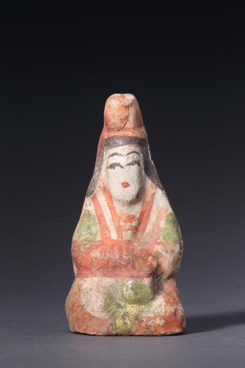 五彩瓷高冠女人坐像