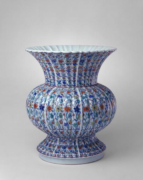 斗彩勾莲菊瓣尊