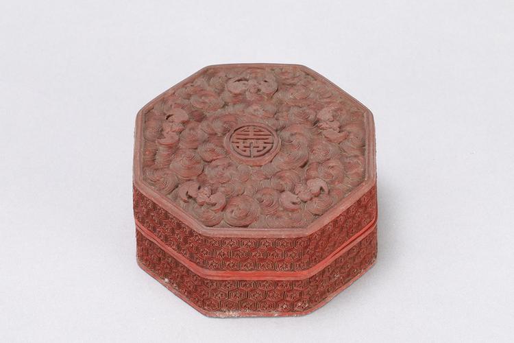 剔红五蝠捧寿纹八方盒