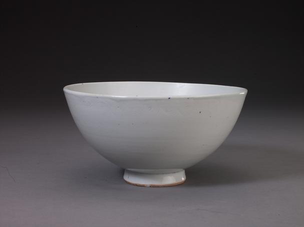 卵白釉刻花双鹤纹碗