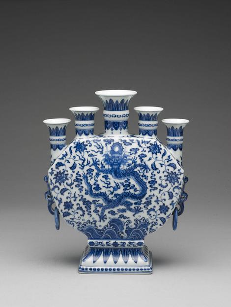 乾隆 青花云龙五孔环耳花插