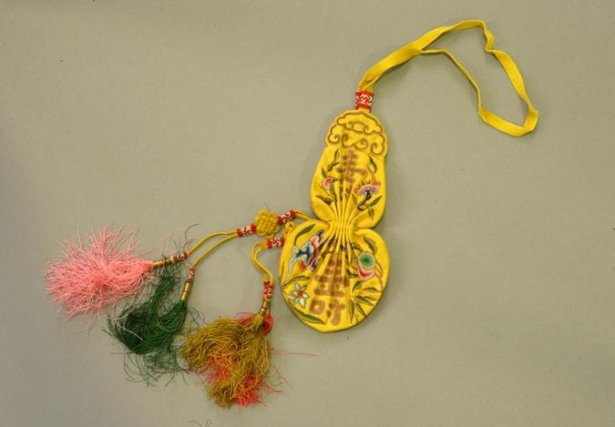 黄色缎锁绣灵仙祝寿纹活计-槟榔袋