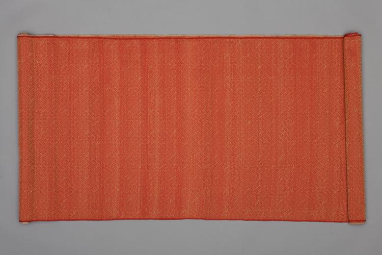 红色地斜万字蝠纹织金绸