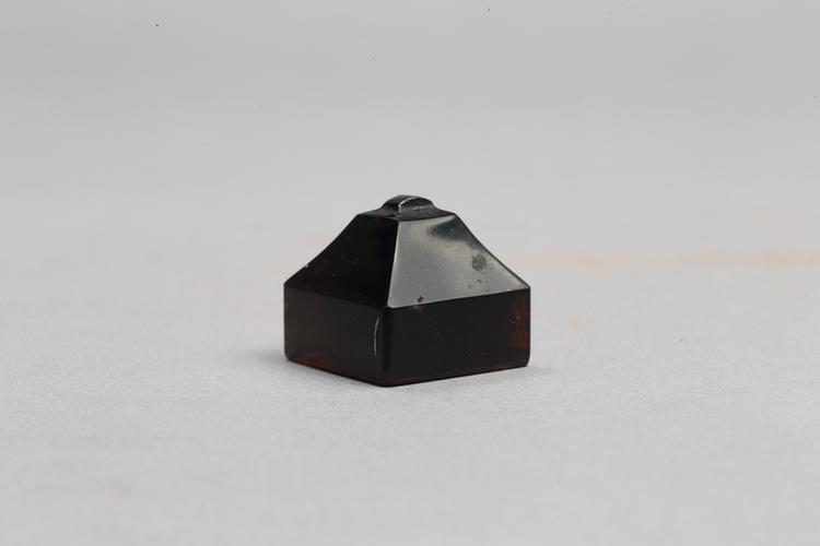墨晶覆斗纽“缄口内修”方章