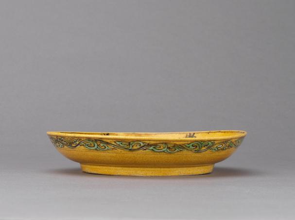 万历款黄地紫绿彩龙纹盘