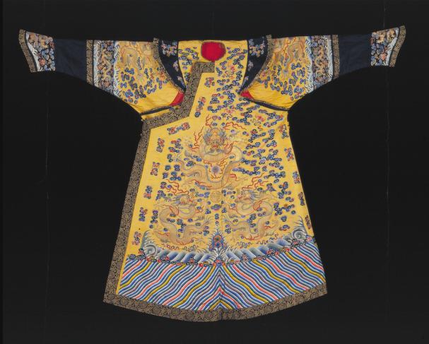 明黄色绸绣彩云蝠金龙纹女棉朝袍