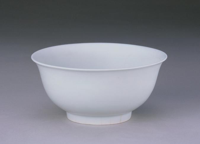 甜白釉暗划缠枝莲纹碗