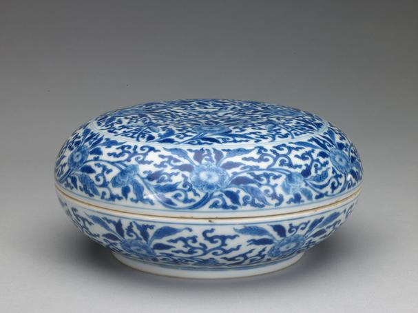 康熙款青花缠枝莲纹印泥盒